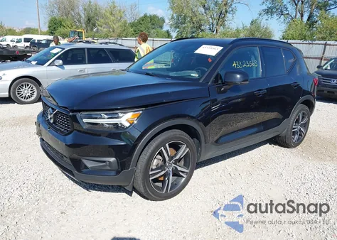 2021 Volvo Xc40 T5 R-Design z USA, uszkodzony, nr VIN YV4162UM3M2576085